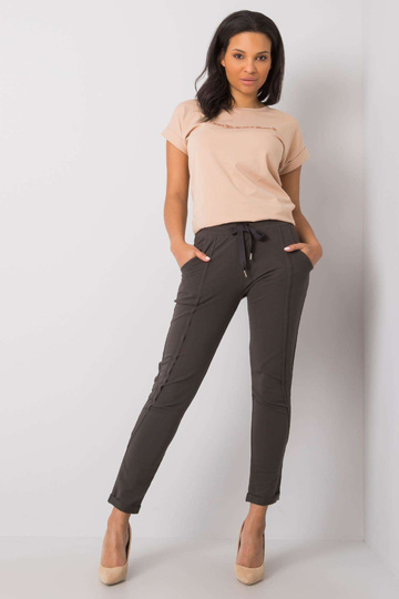 Tamsios chaki spalvos...