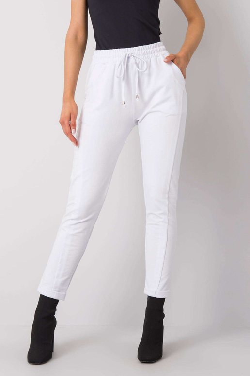 Baltos kelnės Prieinama