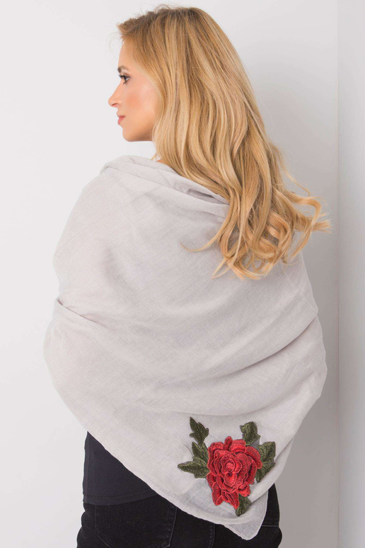 Pilkas pledas su gėlių juostelėmis