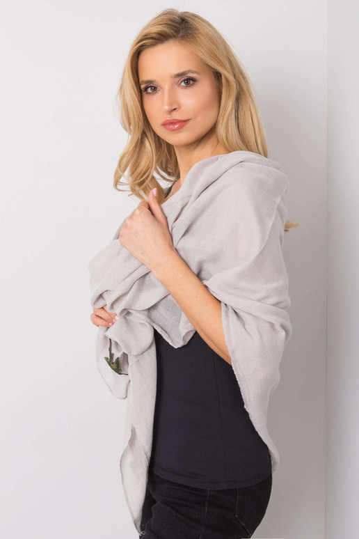 Pilkas pledas su gėlių juostelėmis