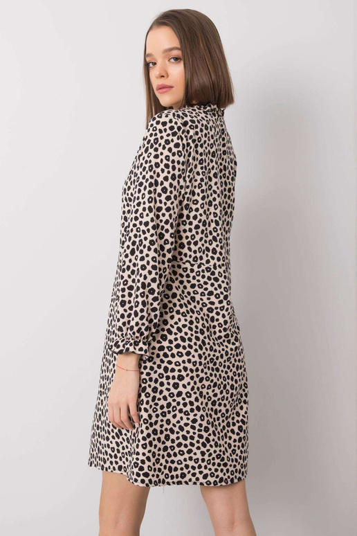 Šviesiai smėlio spalvos suknelė...