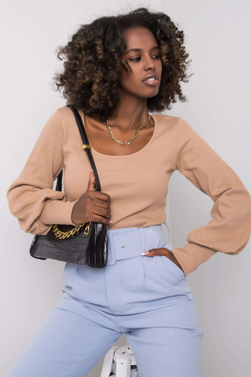 Tamsiai smėlio spalvos...