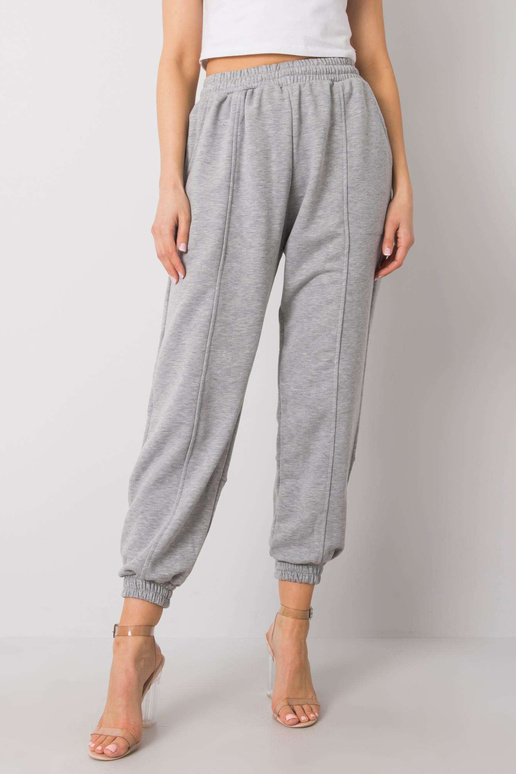 Pilkos sportinės kelnės birželio mėn