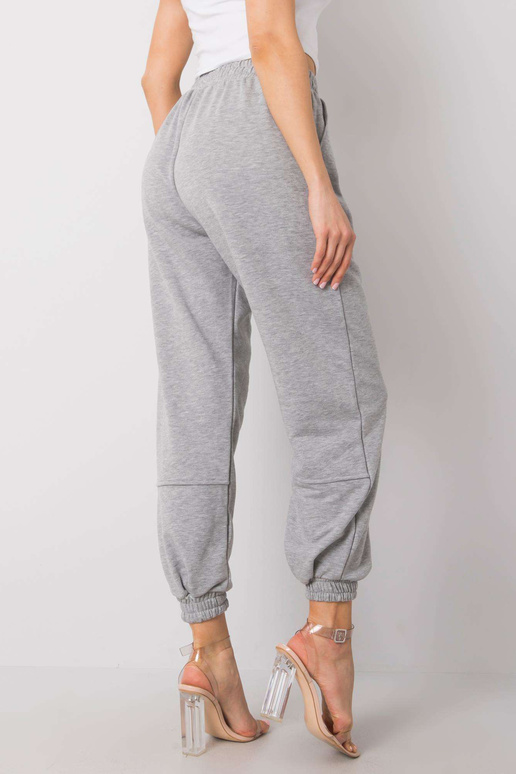 Pilkos sportinės kelnės birželio mėn