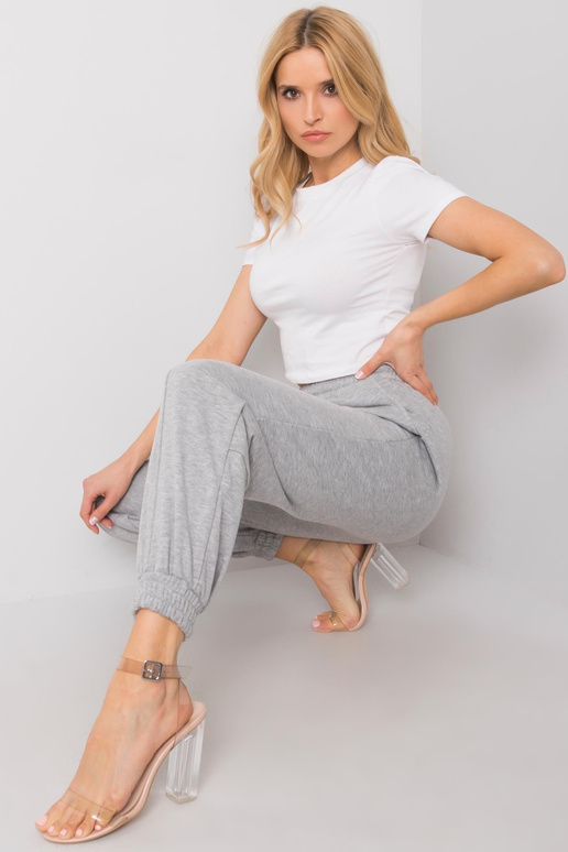 Pilkos sportinės kelnės birželio mėn