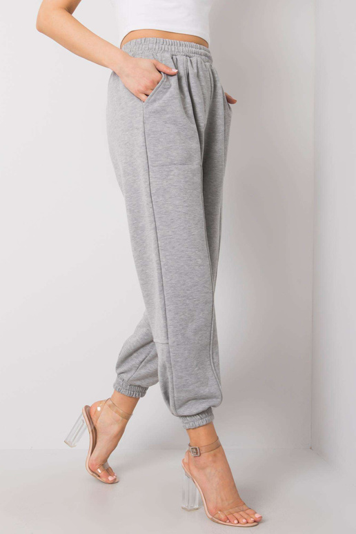 Pilkos sportinės kelnės birželio mėn