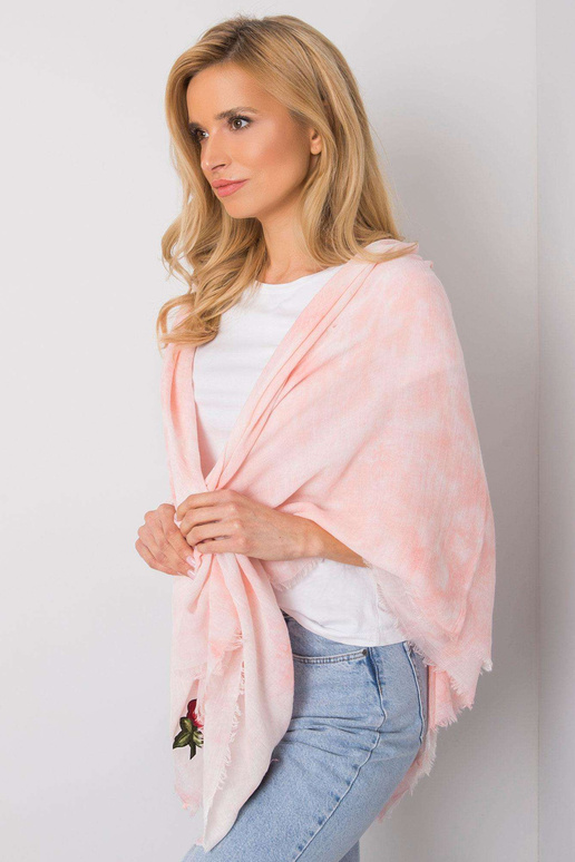 Rožinė skara su juostelėmis