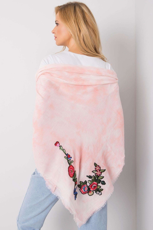 Rožinė skara su juostelėmis