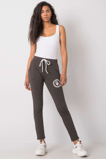 Tamsios chaki spalvos...