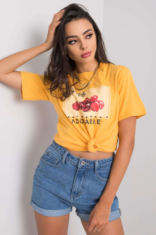 Šviesiai oranžiniai marškinėliai su... Šviesiai oranžiniai marškinėliai su...