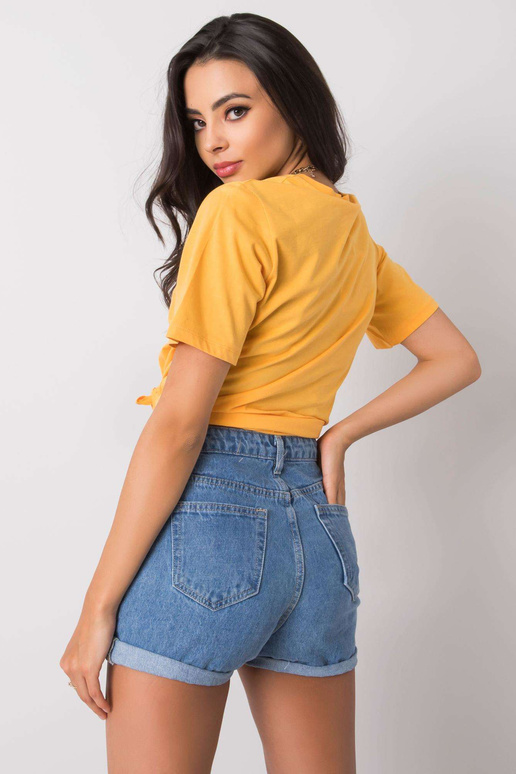 Šviesiai oranžiniai marškinėliai su... Šviesiai oranžiniai marškinėliai su...