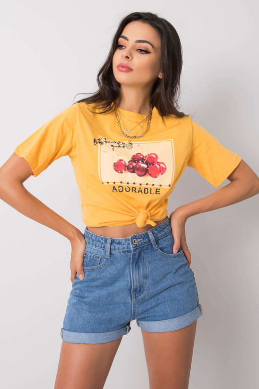 Šviesiai oranžiniai marškinėliai su... Šviesiai oranžiniai marškinėliai su...