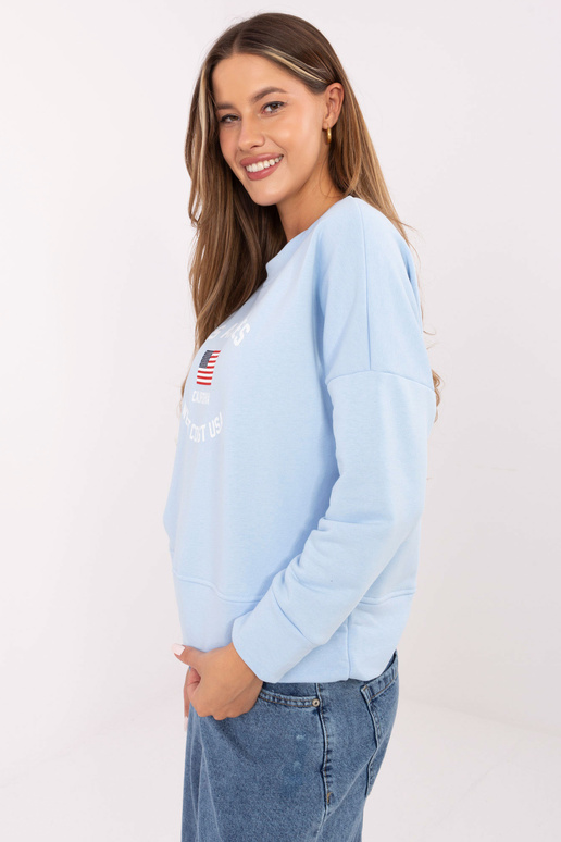 Šviesiai mėlynas megztinis su raštu...