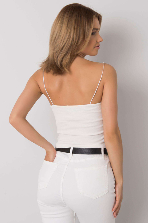 Ecru viršus ant Skye petnešėlių