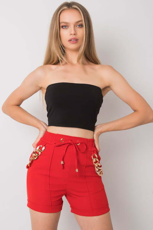 Raudoni šortai su grandinėlėmis Raudoni šortai su grandinėlėmis