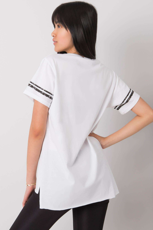 Balti marškinėliai su gintaro raštu Balti marškinėliai su gintaro raštu