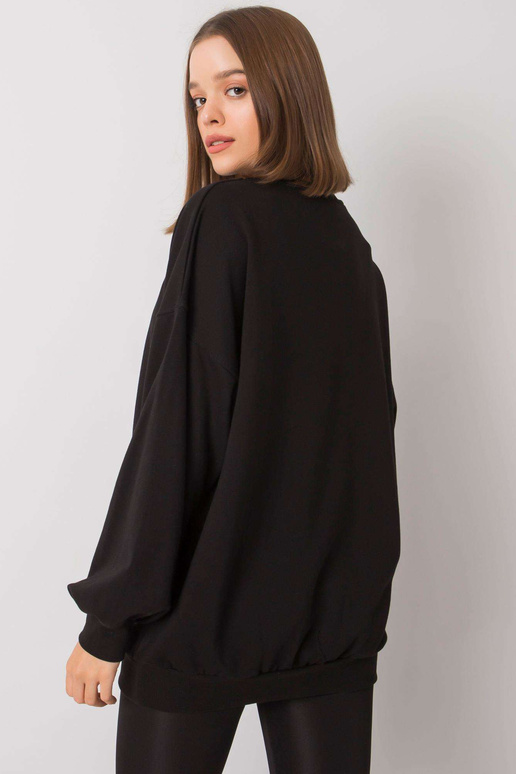 Juodas megztinis su užrašu Adelynn