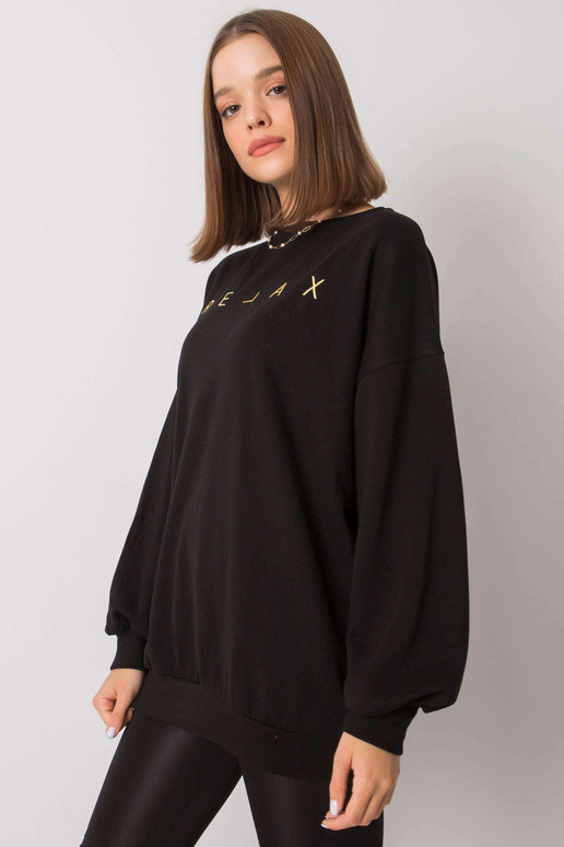 Juodas megztinis su užrašu Adelynn