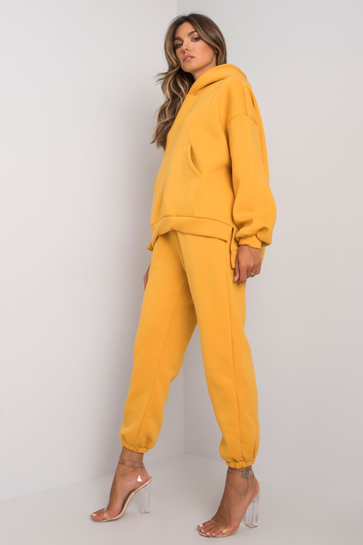 Janessa Mustard sportinio kostiumo...