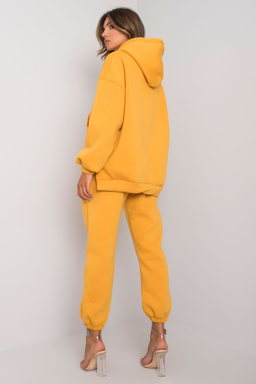 Janessa Mustard sportinio kostiumo...