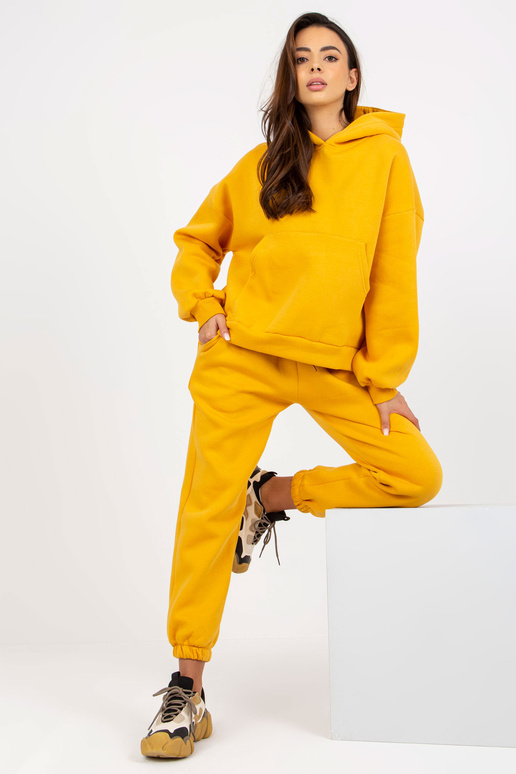 Janessa Mustard sportinio kostiumo...