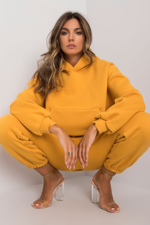 Janessa Mustard sportinio kostiumo...