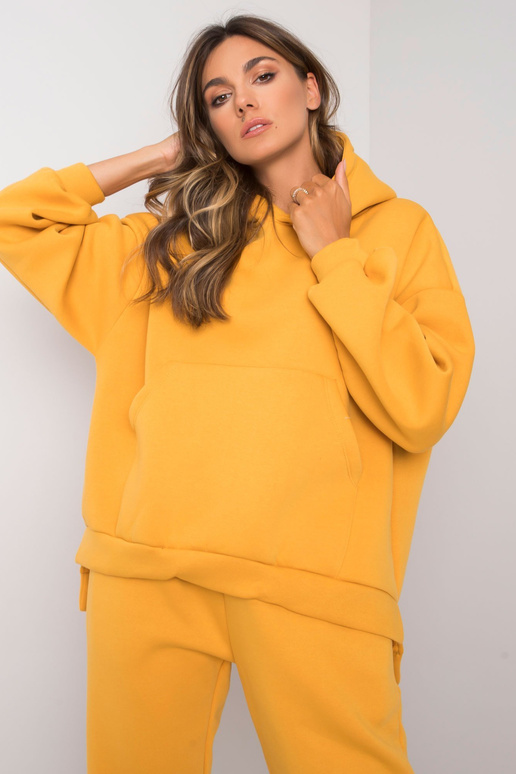 Janessa Mustard sportinio kostiumo...