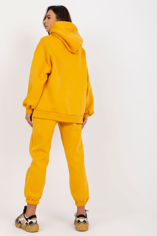 Janessa Mustard sportinio kostiumo...