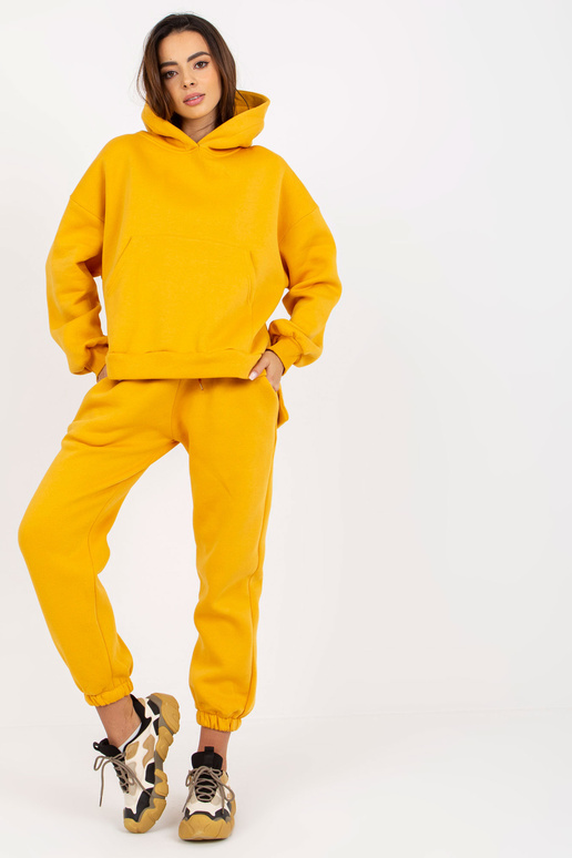 Janessa Mustard sportinio kostiumo...