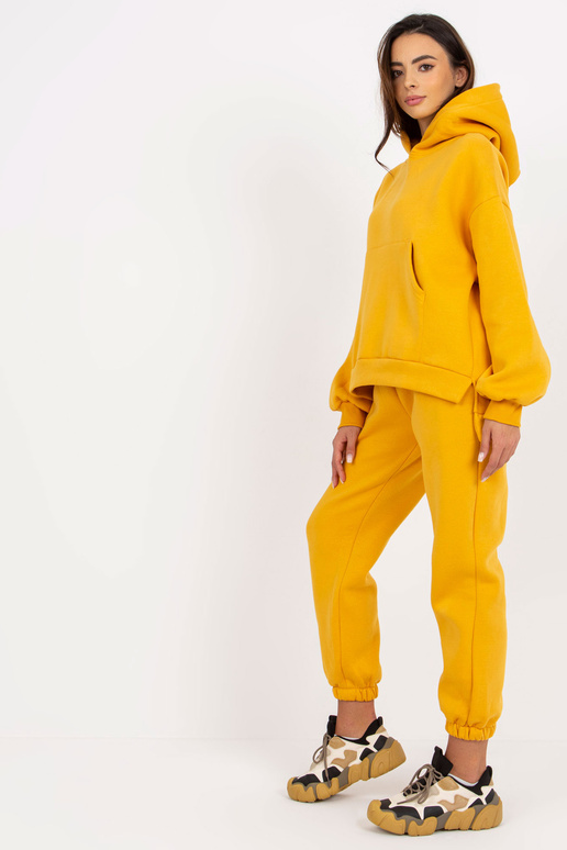 Janessa Mustard sportinio kostiumo...