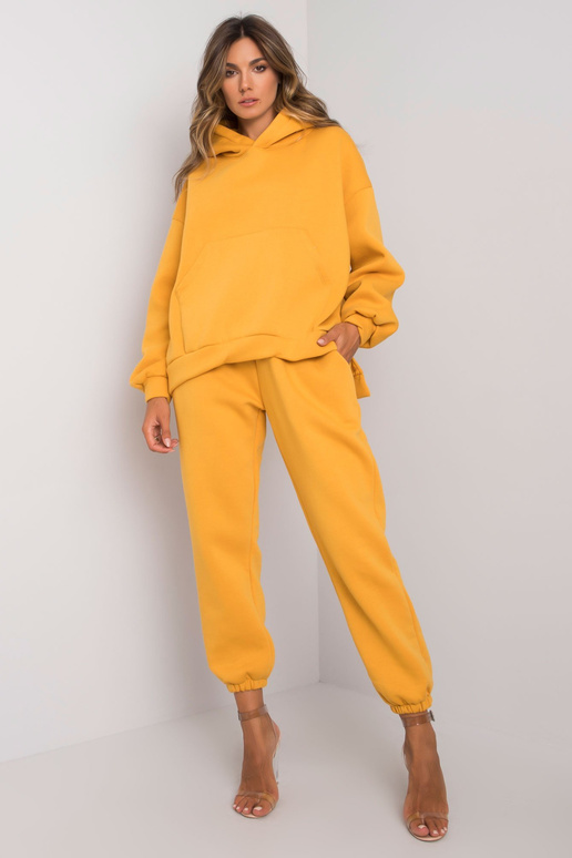 Janessa Mustard sportinio kostiumo...