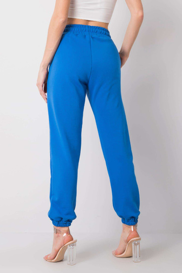 Tamsiai mėlynos kelnės...