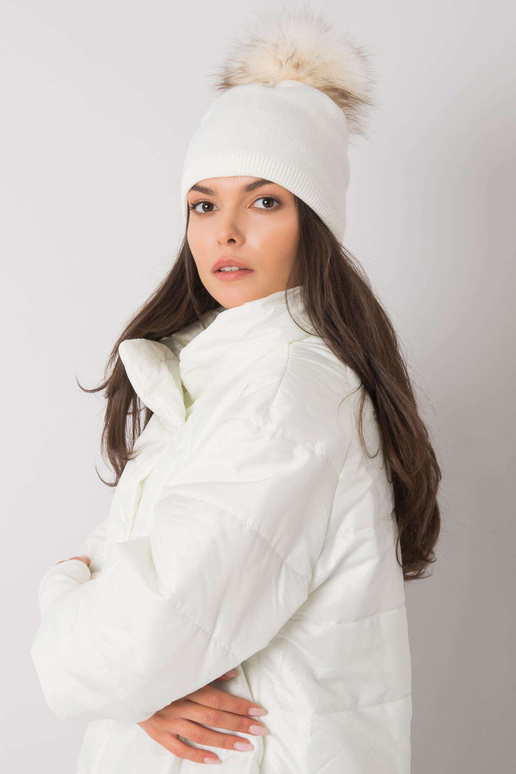 Balta izoliuota moteriška kepurė su kutu