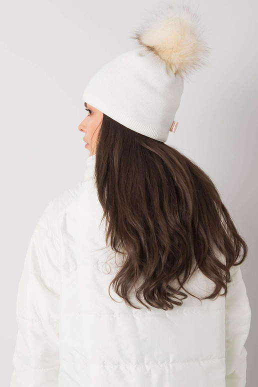 Balta izoliuota moteriška kepurė su kutu