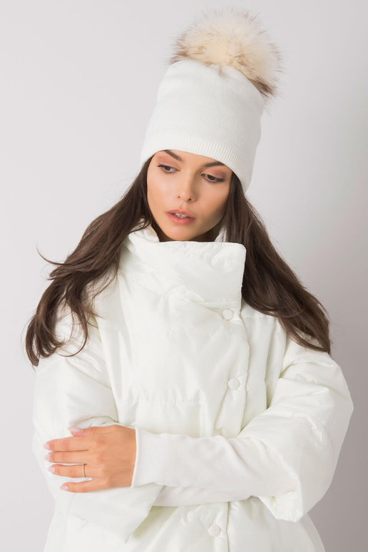 Balta izoliuota moteriška kepurė su kutu