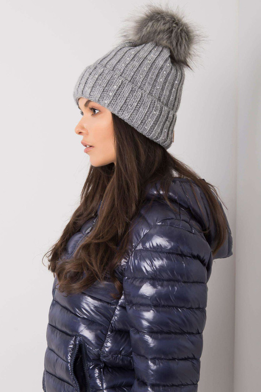 Pilka žieminė kepurė su aplikacijomis