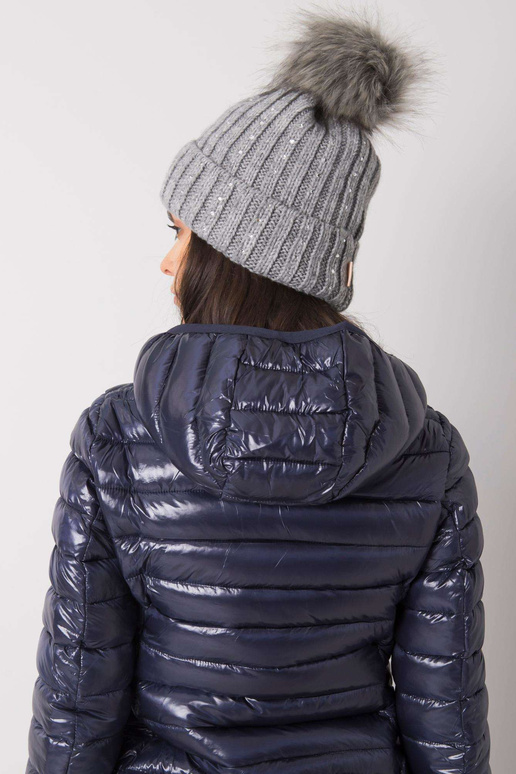 Pilka žieminė kepurė su aplikacijomis