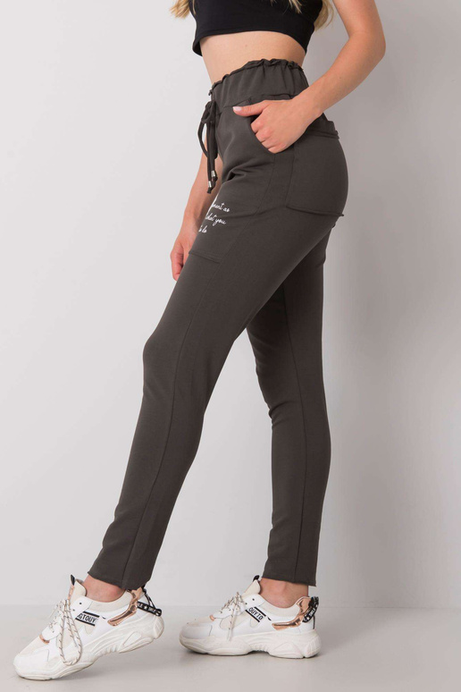 Jennifer tamsios chaki spalvos...