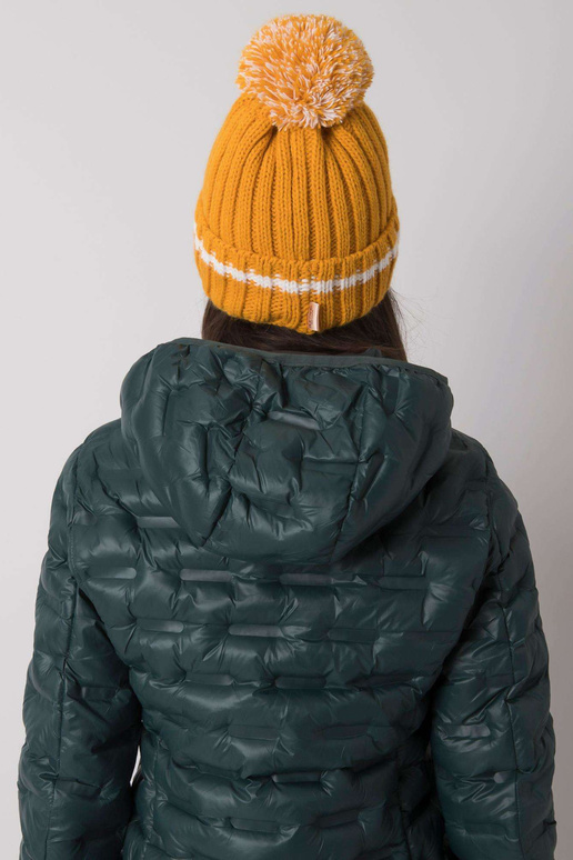 Tamsiai geltona kepurė su pomponu