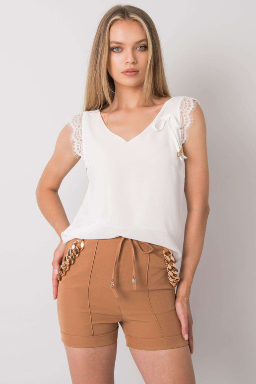 Šviesiai rudi šortai su grandinėlėmis Šviesiai rudi šortai su grandinėlėmis