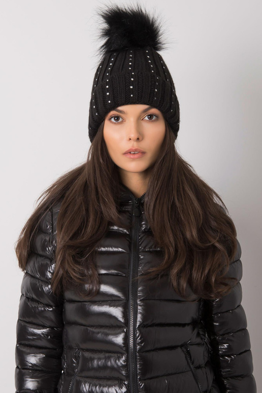 Juoda žieminė kepurė su aplikacijomis