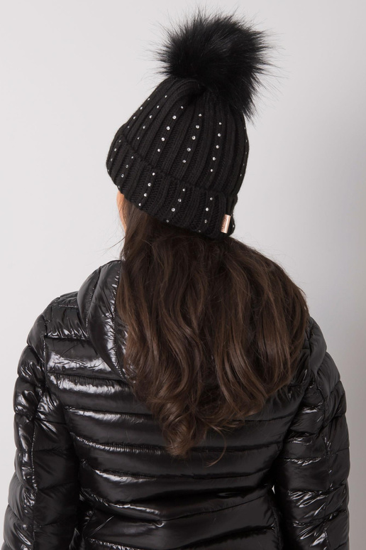 Juoda žieminė kepurė su aplikacijomis