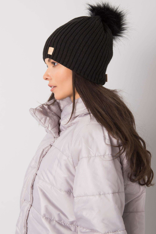 Juoda paminkštinta moteriška kepurė...