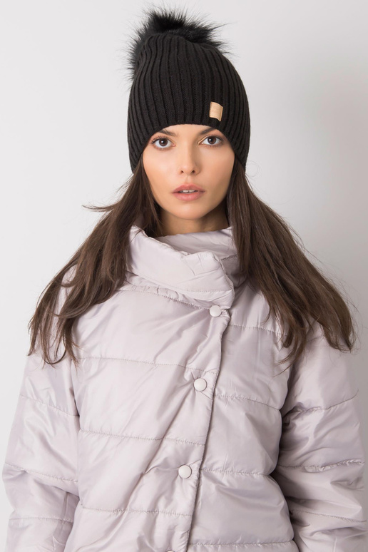 Juoda paminkštinta moteriška kepurė...