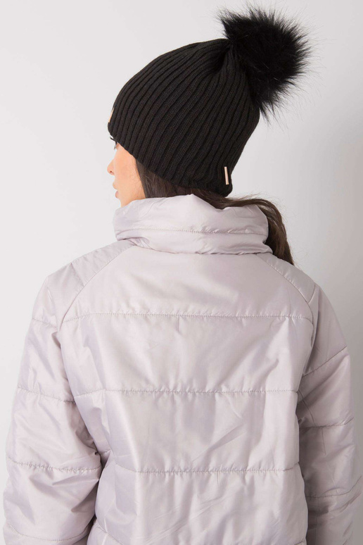 Juoda paminkštinta moteriška kepurė...