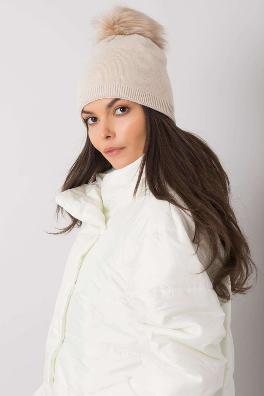 Smėlio spalvos izoliuota moteriška...