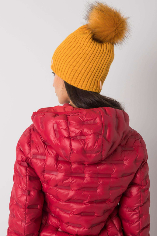 Tamsiai geltona izoliuota moteriška...