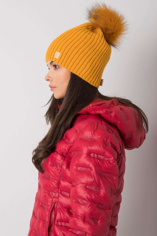 Tamsiai geltona izoliuota moteriška...