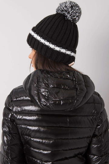 Juoda kepurė su pomponu