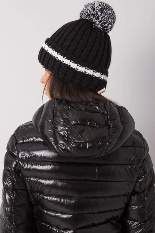 Juoda kepurė su pomponu